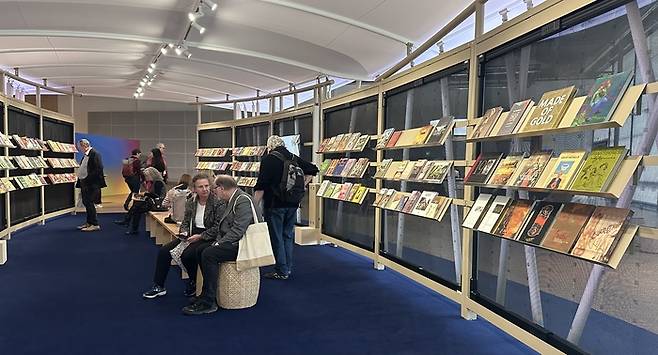 필리핀 주빈관을 찾은 도서전 방문객들이 필리핀 관련 서적을 살펴보고 있다.