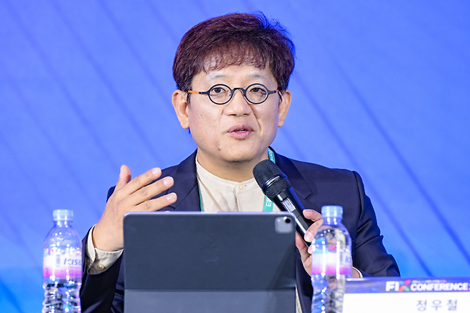 23일 대구 엑스코에서 열린 2차전지 순환경제 생태계 포럼에서 좌장을 맡은 정우철 포스텍 교수가 포럼의 의미와 K-배터리 산업이 나아갈 방향에 대해 설명하고 있다. 이현덕기자 lhd@yeongnam.com