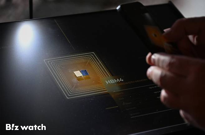 SK하이닉스가 23일 서울 강남구 코엑스에서 열린 제27회 반도체 대전(SEDEX 2025)에서 HBM4를 관람객에게 선보이고 있다./사진=이명근 기자 qwe123@