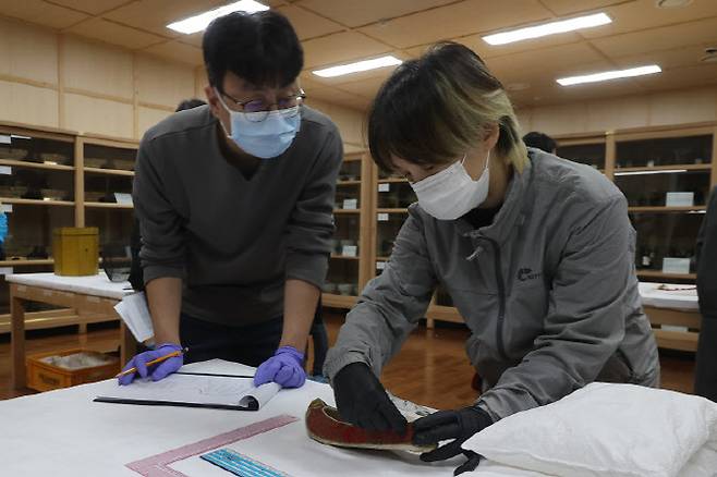 국가무형유산 보유자, 전승교육사, 이수자들이 23일 서울 종로구 국립고궁박물관 열린수장고에서 열린 수장고 속 왕실 유산 심층조사에서 왕실 유물들을 살펴보고 있다. (사진=연합뉴스)