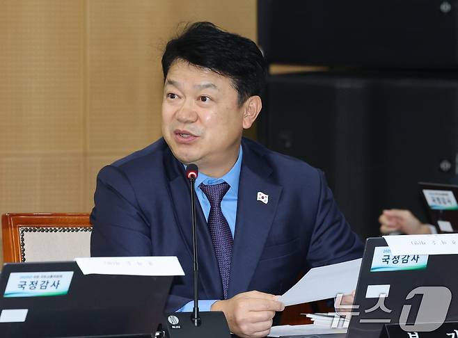 복기왕 더불어민주당 의원이 지난 21일 한국철도공사(코레일) 대전본사에서 열린 국회 국토교통위원회의 한국철도공사, 국가철도공단, (주)에스알 등에 대한 국정감사에서 질의하고 있다. 2025.10.21/뉴스1 ⓒ News1 김기태 기자