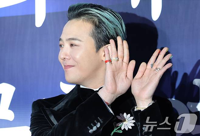 빅뱅 지드래곤이 23일 오후 서울 중구 국립극장 해오름극장에서 열린 '2025 대한민국 대중문화예술상 시상식' 레드카펫 행사에서 취재진의 하트 요청에 '천사 날개' 포즈를 취하고 있다. 2025.10.23/뉴스1 ⓒ News1 권현진 기자
