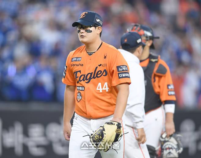 한화 투수 김서현이 18일 대전 한화생명 볼파크에서 열린 2025 KBO 포스트시즌 플레이오프 1차전 삼성과 경기 9회초 2실점 후 교체되어 마운드를 내려오고 있다. 대전 | 최승섭기자 thunder@sportsseoul.com