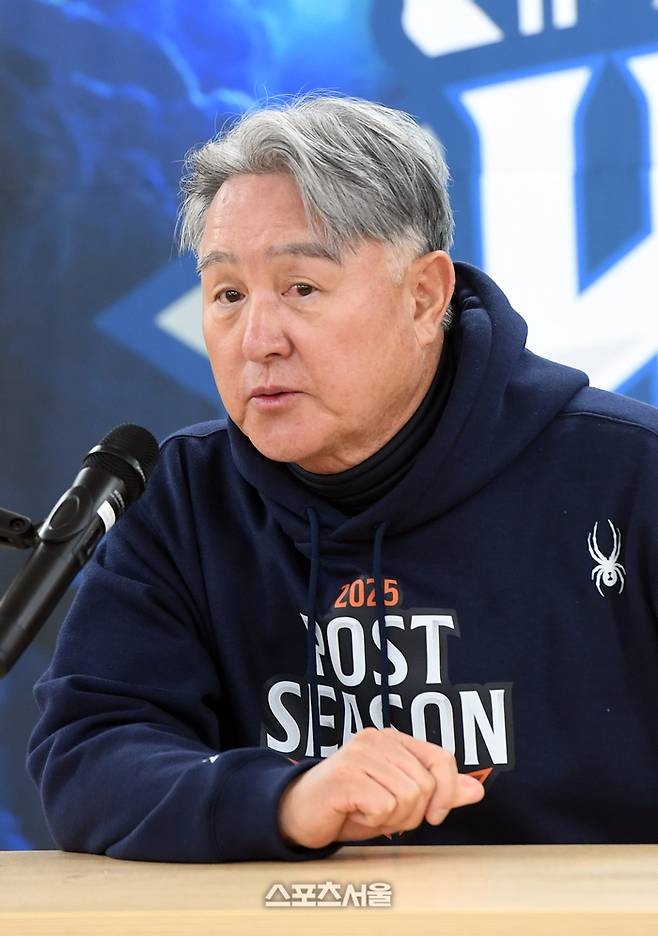한화 김경문 감독이 21일 대구 삼성라이온즈파크에서 열리는 2025 KBO리그 삼성과 플레이오프 3차전에 앞서 취재진과 인터뷰를 하고 있다. 대구 | 박진업 기자 upandup@sportsseoul.com