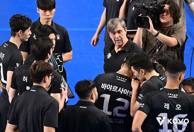 블랑(가운데) 감독이 KB손해보험전에서 선수들에게 지시하고 있다. 사진 | 한국배구연맹