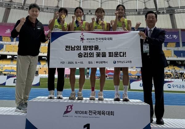 여자고등부 1600m 계주에서 우승한 전남선수들이 박재현 전남교육청 체육건강과장(맨 왼쪽), 김성한 댈러스체육회장(맨 오른쪽)과 함께 시상대 위에서 사진을 찍고 있다/사진=전남도교육청