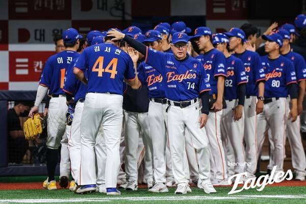 한화 이글스 김경문 감독이 지난 8월 27일 고척 키움전 후 하이파이브 상황에서 김서현의 머리를 쓰다듬고 있다. /사진=한화 이글스