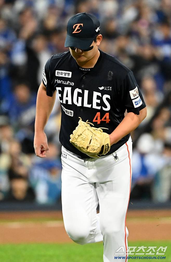 22일 대구 삼성라이온즈파크에서 열린 한화와 삼성의 플레이오프 4차전, 6회말 동점을 허용한 김서현이 강판되며 아쉬워하고 있다. 대구=허상욱 기자wook@sportschosun.com/2025.10.22/