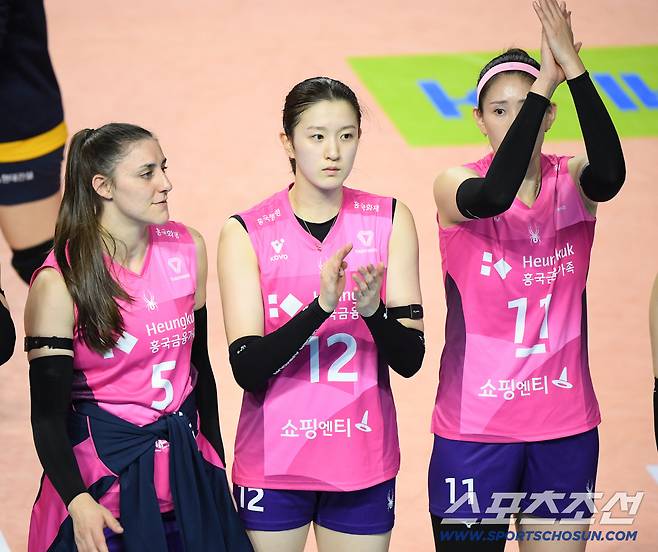 경기에 패한 이다현이 아쉬움 가득한 표정으로 팬들에게 인사하는 모습