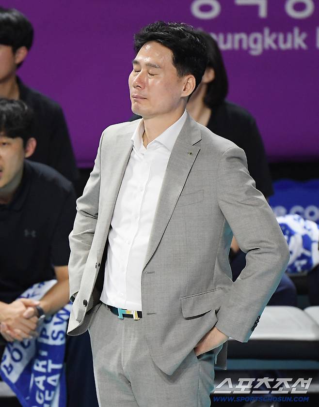 4세트 막판 팽팽한 접전 속에 천당과 지옥을 오간 강 감독의 표정