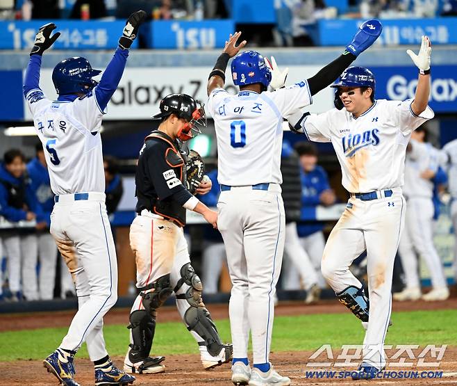 22일 대구 삼성라이온즈파크에서 열린 한화와 삼성의 플레이오프 4차전, 7회말 1사 1,2루 김영웅이 3점홈런을 치고 기쁨을 나누고 있다. 대구=허상욱 기자wook@sportschosun.com/2025.10.22/