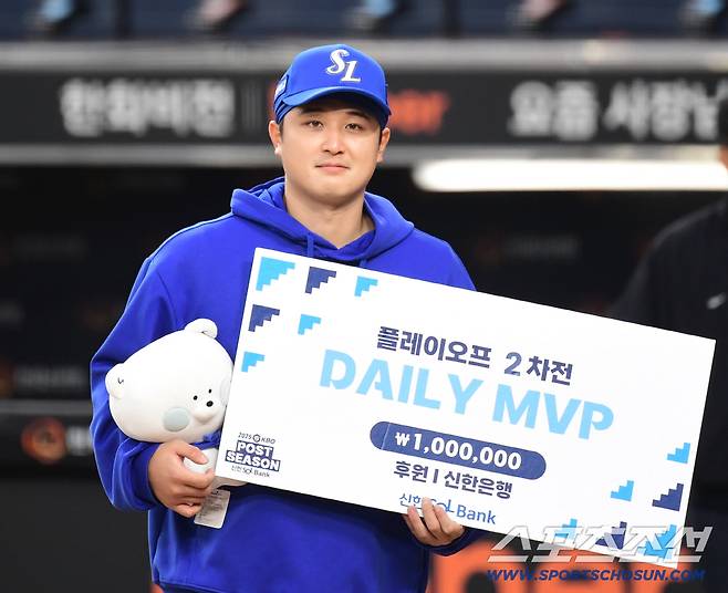 19일 대전 한화생명볼파크에서 열린 삼성과 한화의 PO 2차전. 삼성이 한화에 승리했다. 2차전 MVP를 수상한 최원태. 대전=송정헌 기자songs@sportschosun.com/2025.10.19/