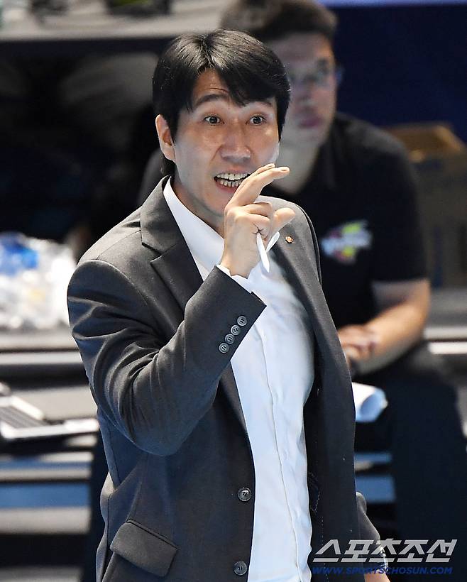 23일 인천 계양체육관에서 열린 V리그 대한항공-한국전력전. 한국전력 권영민 감독이 작전을 지시하고 있다. 인천=정재근 기자 cjg@sportschosun.com/2025.10.23/