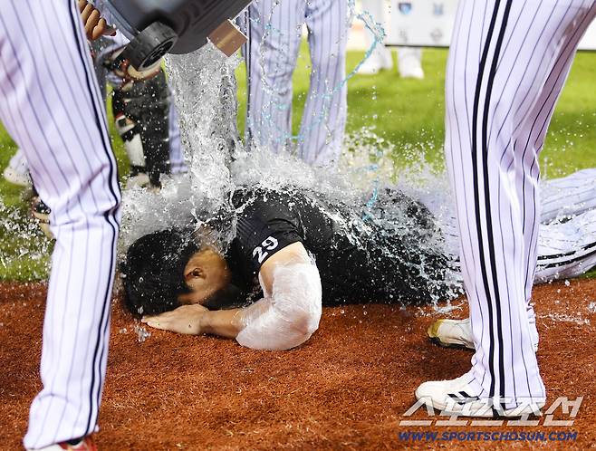 10일 서울 잠실구장에서 열린 LG-두산전. LG가 8대4로 승리하며 손주영이 10승을 달성했다. 동료들이 손주영에게 물세례를 퍼붓고 있다. 잠실=정재근 기자 cjg@sportschosun.com/2025.9.10/