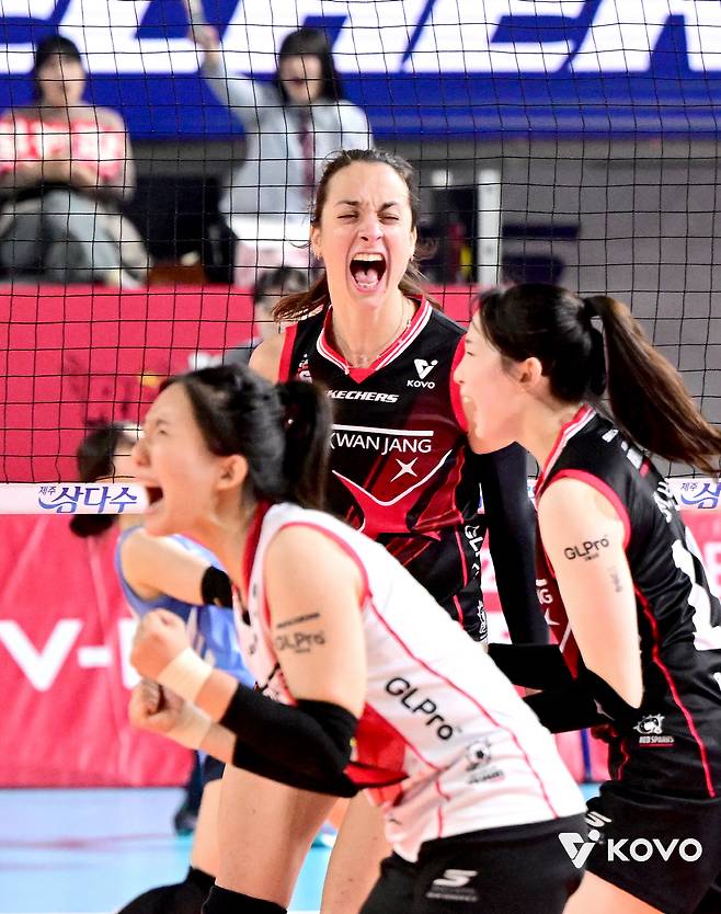 정관장 선수들이 시즌 첫 승을 챙긴 뒤 포효하고 있다. 사진제공=KOVO