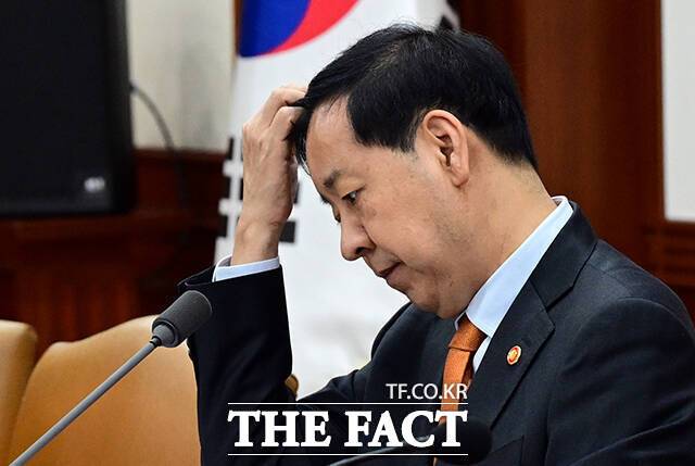 구윤철 부총리 겸 기획재정부 장관은 한국 부동산 시장은 보유세 부담이 낮고, 양도세 부담은 커 거래가 막히는 락인 효과가 심각하다고 말했다. 사진은 구 경제부총리가 지난 20일 오전 서울 종로구 정부서울청사에서 열린 성장전략 TF 겸 경제관계장관회의에 참석해 자료를 살펴보고 있다. /임영무 기자