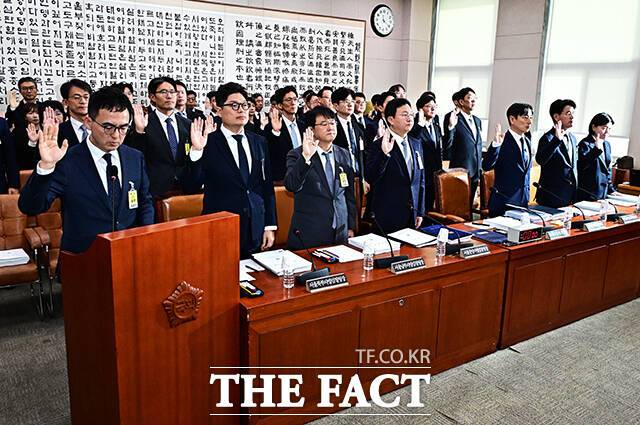 증인선서하는 구자현 서울고등검찰청장 등 관계자들.