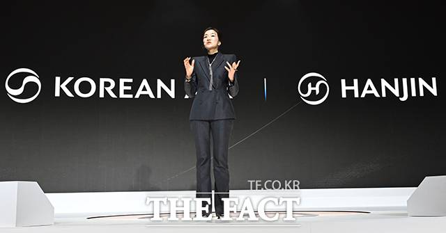 조현민 한진 사장이 23일 오후 서울 용산구 그랜드 하얏트 서울 그랜드볼룸에서 열린 한진그룹 80주년 기념행사에서 미래전략 및 NEW CI를 발표하고 있다. /임영무 기자