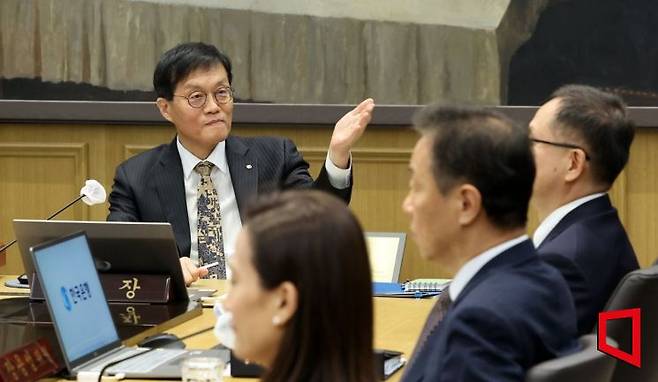 이창용 한국은행 총재가 23일 오전 서울 중구 한은 본관에서 금융통화위원회 본회의를 주재하고 있다. 사진공동취재단