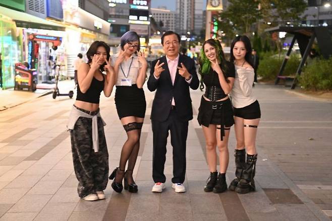 이현재 하남시장이 지난 21일 미사문화거리에서 K-POP 댄스 인플루언서들과 기념촬영을 하고 있다. 하남시 제공
