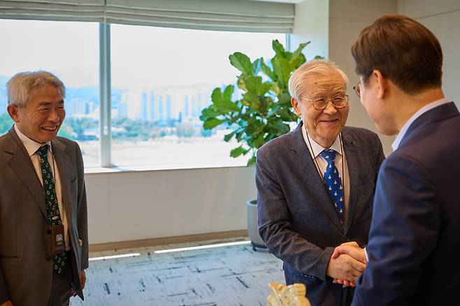이재명 대통령이 지난 7월 11일 서울 용산 대통령실 청사에서 열린 언론인 오찬 회동에서 조갑제 조갑제닷컴 대표와 인사하고 있다. 왼쪽은 정규재 전 한국경제신문 주필. /대통령실 제공