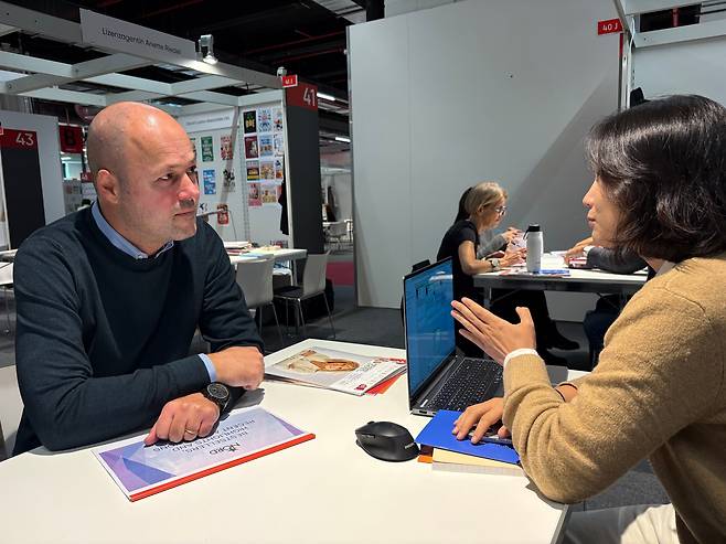 프랑크푸르트 도서전이 진행된 메세 6.2홀에서 이탈리아 출판사 편집자(왼쪽)와 에릭양 에이전시의 양윤정 부장이 미팅하고 있다. /황지윤 기자