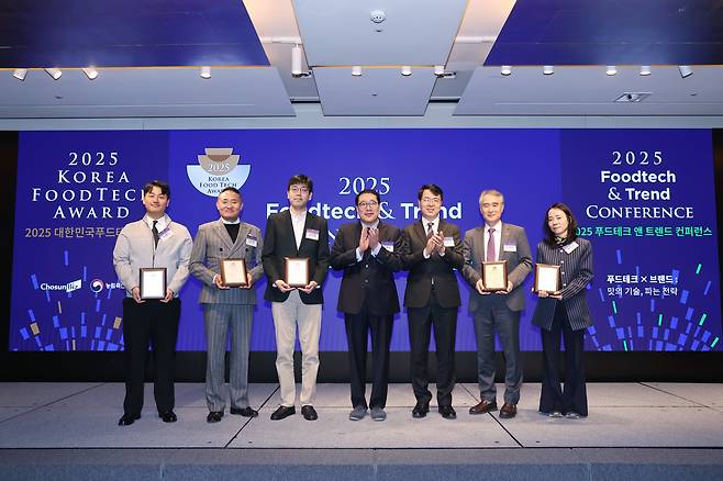 '2025 대한민국푸드테크대상' 시상자 및 수상 기업 관계자들이 기념 촬영을 하고 있다. 이범진(왼쪽부터) 고피자 최고기술책임자(CTO), 감동훈 롯데칠성음료 상무, 김민엽 농심 선임, 김영수 조선비즈 대표이사, 김정욱 농식품부 농업혁신정책실장, 방태성 에쓰푸드㈜ 제조 부문 대표, 박주선 ㈜에이지엣랩스 리더. /조선비즈