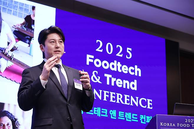 '요리하는 배우' 류수영이 23일 서울 소공동 웨스틴조선호텔에서 열린 ‘2025 푸드테크앤트렌드 컨퍼런스’에서 강연하고 있다. /조선비즈