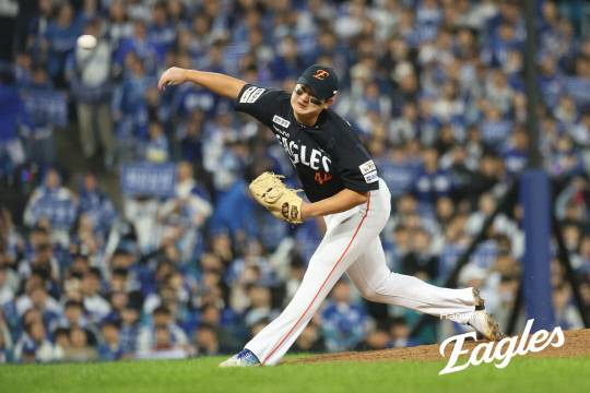 22일 대구삼성라이온즈파크에서 열린 2025 신한은행 SOL뱅크 KBO리그 플레이오프(PO·5전 3승제) 4차전에서 한화 이글스 김서현이 역투하고 있다. 한화이글스 제공