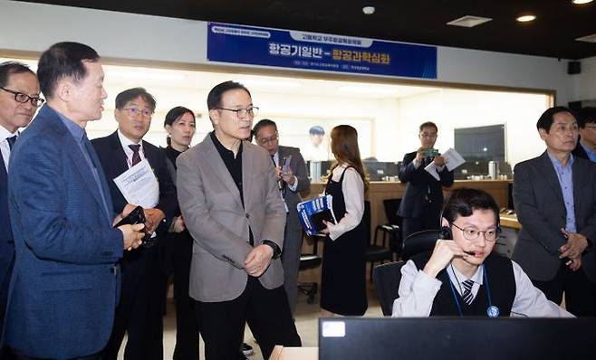 임태희 경기도교육감이 23일 한국항공대학교 과학관에서 공유학교 학점인정형 프로그램 수업을 참관하고 있다.ⓒ경기도교육청 제공