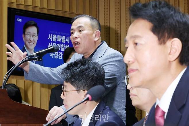 정치브로커 명태균 씨가 23일 서울 중구 서울시청에서 열린 국회 행정안전위원회의 서울시에 대한 2025 국정감사에서 증인으로 출석해 질의에 답변하고 있다.ⓒ데일리안 홍금표 기자