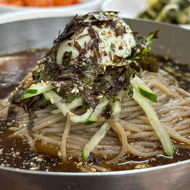 강원 강릉시 포남동의 ‘해동막국수’. 간장 육수를 사용한 물막국수(1만 원)는 깔끔한 뒷맛이 일품이다. 김도언 소설가 제공