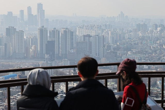 시민들이 서울 시내를 바라보고 있다. [연합뉴스]