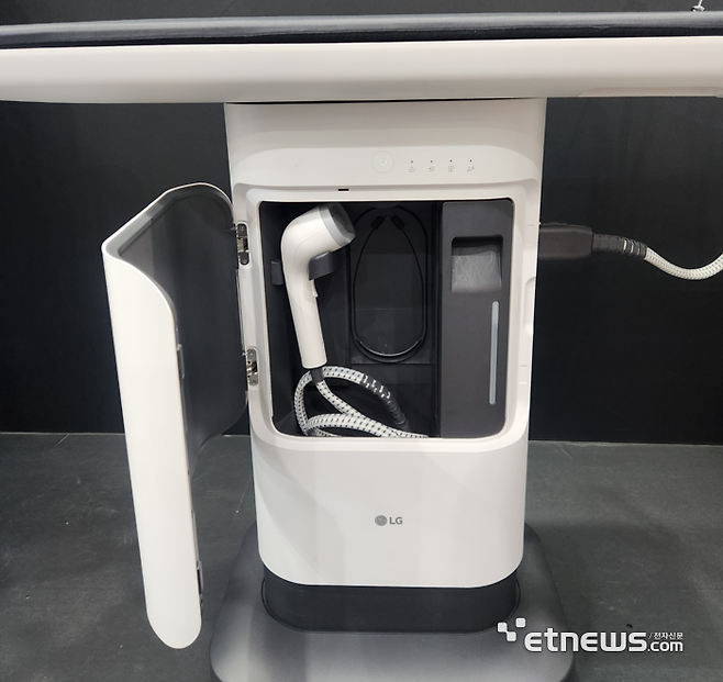 시스템아이어닝 액티브 스타일링 보드  아래 기둥에 고압 스팀다리미와 핸디 스티머를 보관할 수 있는 공간이 마련돼있다. (사진=김신영 기자)