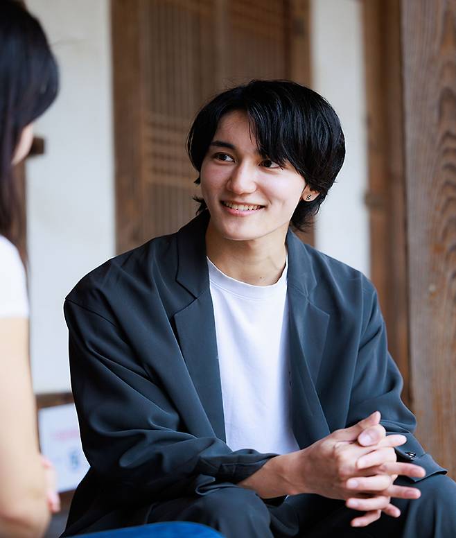 잇세이가 지난 16일 교촌마을에서&nbsp;"APEC 정상회의는 경제의 장이면서 문화의 다리"라며 "한국 사람들의 따뜻함과 협력의 정신을 영상에 담고 싶다"고 말했다.(사진=문화체육관광부 국민소통실 윤종규, 무단 전재-재배포 금지)