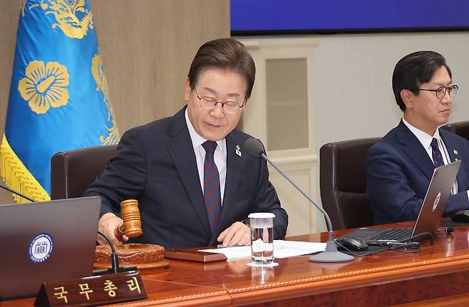 이재명 대통령이 10일 서울 용산 대통령실에서 국무회의를 주재하며 의사봉을 두드리고 있다. 2025.6.10(저작권자(c) 연합뉴스, 무단 전재-재배포 금지)