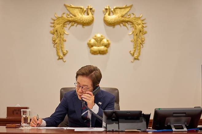 이재명 대통령이 11일 서울 용산구 대통령실 청사 집무실에서 페트르 피알라 체코 총리와 전화 통화를 하고 있다. (대통령실 제공. 재판매 및 DB 금지) 2025.6.11(ⓒ뉴스1, 무단 전재-재배포 금지)