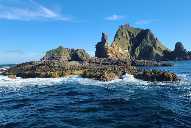 독도(서도)의 가재바위 전경. 과거 독도에서 서식했던 바다사자(강치)가 머물렀던 바위로 알려져 있다. 국립호남권생물자원관 제공