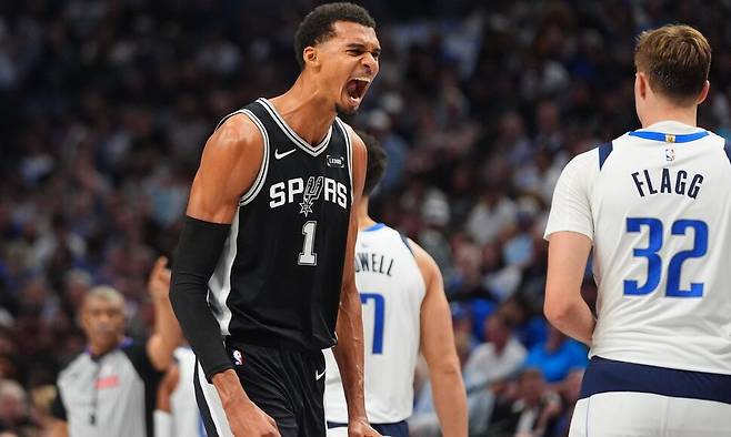 빅토르 웸반야마(샌안토니오 스퍼스)가 23일(한국시각) 2025~2026 미국프로농구(NBA) 댈러스 매버릭스와 경기에서 점수를 올린 뒤 포효하고 있다. 댈러스/AP 연합뉴스