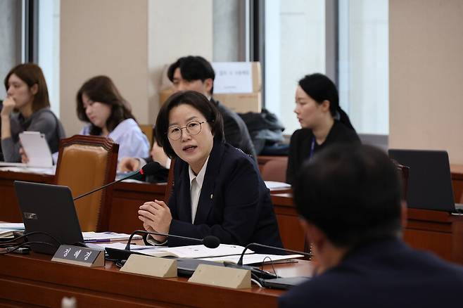 국회 국감에서 질문하는 기후에너지환경노동위원회 소속 정혜경 진보당 의원. 정혜경 의원실