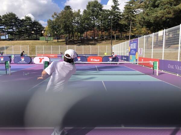 23일 강원도 원주의 오크밸리 피클볼전용구장에서 열린 대한피클볼협회 주최 여자부 ‘16+2.5’ 종목에서 선수들이 경기하고 있다.