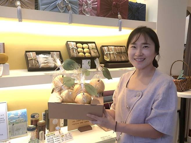 소월당 이수아 대표가 언양본점에서 최근 새로 개발한 배빵을 들어보이고 있다.
