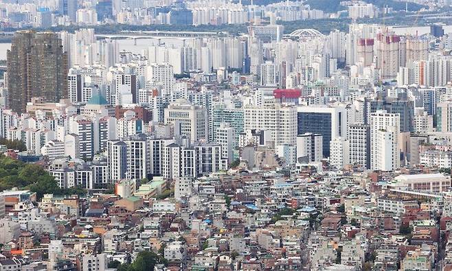 14일 서울 남산에서 바라본 집합건물(아파트·다세대·연립·오피스텔) 모습. 연합뉴스