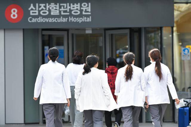 지난해 전공의들이 사직한 여파로 발령된 보건의료 위기경보 심각 단계와 비상진료체계가 1년 8개월 만에 해제된 20일 서울의 한 대학병원에서 의료진이 발걸음을 옮기고 있다. 임지훈 인턴기자