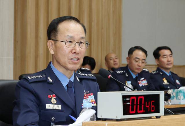 손석락 공군 참모총장이 23일 충남 계룡대에서 열린 국회 국방위원회의 공군본부에 대한 국정감사에서 위원 질의에 답변하고 있다. 계룡=뉴스1