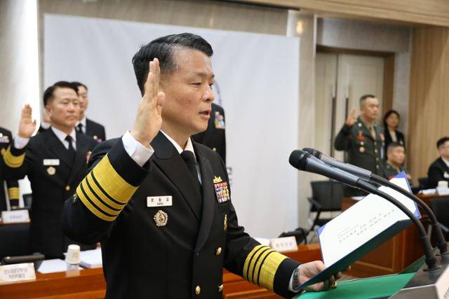 강동길 해군 참모총장이 23일 충남 계룡대 해군 본부에서 열린 국회 국방위원회 해군 국정감사에서 선서하고 있다. 계룡=연합뉴스