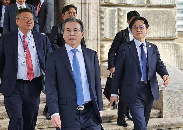 김용범(왼쪽 두 번째) 대통령실 정책실장이 22일 김정관(왼쪽 세 번째) 산업통상부 장관과 함께 미국 워싱턴에 있는 미 상무부 청사에서 하워드 러트닉 상무장관과 협상을 마친 뒤 건물을 빠져나가고 있다. 워싱턴=연합뉴스