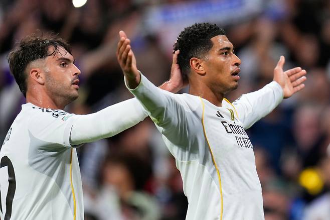 레알 벨링엄(오른쪽)이 23일 산티아고 베르나베우에서 열린 유벤투스와의 2025~26 UCL 리그 페이즈 3차전서 결승 골을 넣고 세리머니를 펼치고 있다. AP=연합뉴스