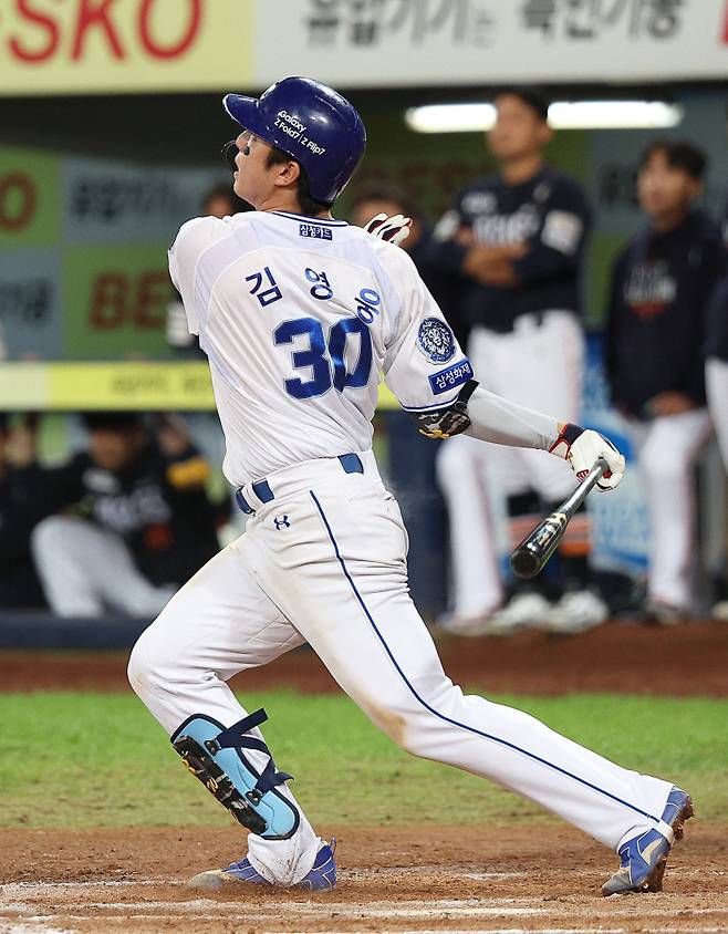 <yonhap photo-5525="">22일 대구 삼성라이온즈파크에서 열린 2025 프로야구 KBO리그 포스트시즌 플레이오프 4차전 한화 이글스와 삼성 라이온즈의 경기. 7회말 1사 주자 1,2루 상황에서 삼성 김영웅이 역전 3점 홈런을 치고 있다. 2025.10.22 [연합뉴스]</yonhap>