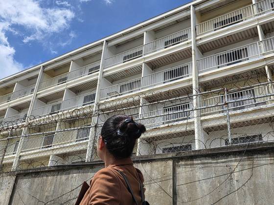 지난 16일 캄보디아 프놈펜 외곽에 있는 범죄 단지인 ‘원구단지’를 현지인이 올려다보고 있다. 이영근 기자